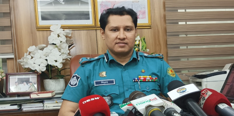 ঘুষ ও দুর্নীতির মামলায় স্ত্রীসহ সাবেক পুলিশ কমিশনার বিপ্লব কুমারের ২৮ ব্যাংক হিসাব অবরুদ্ধ