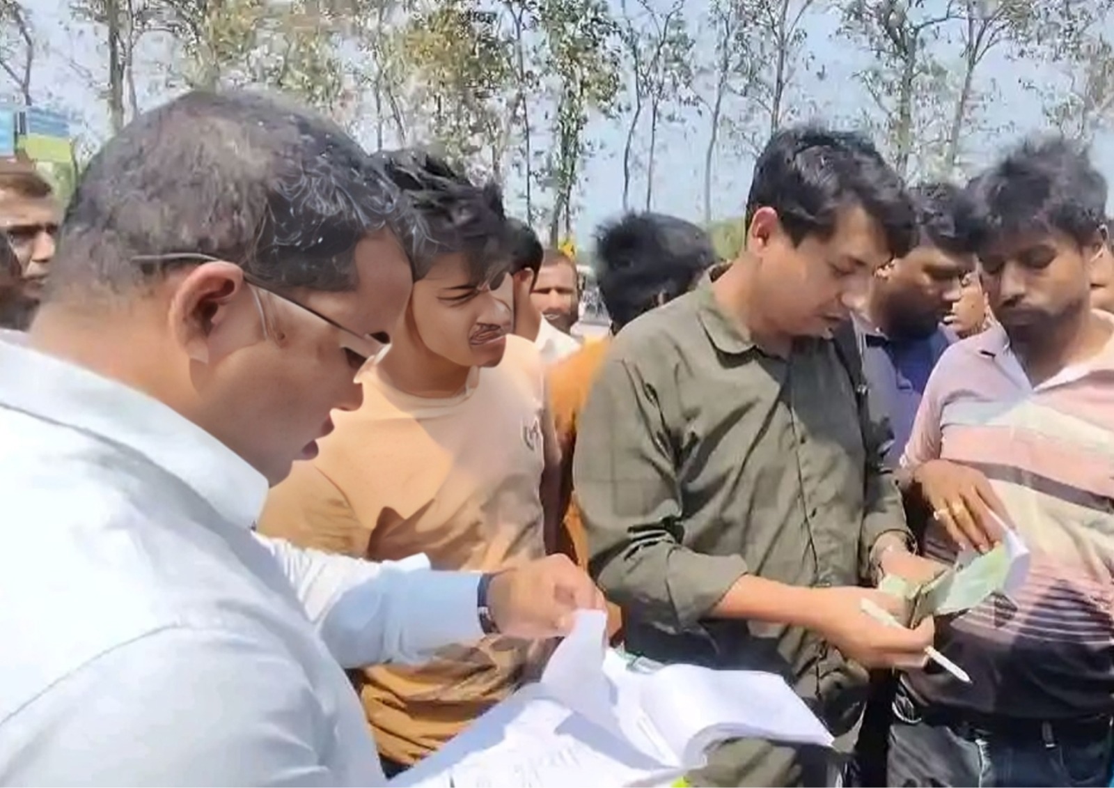 ঠাকুরগাঁওয়ে ফুয়েল কার্ড না থাকায় জরিমানা, ভ্রাম্যমাণ আদালতের অভিযান