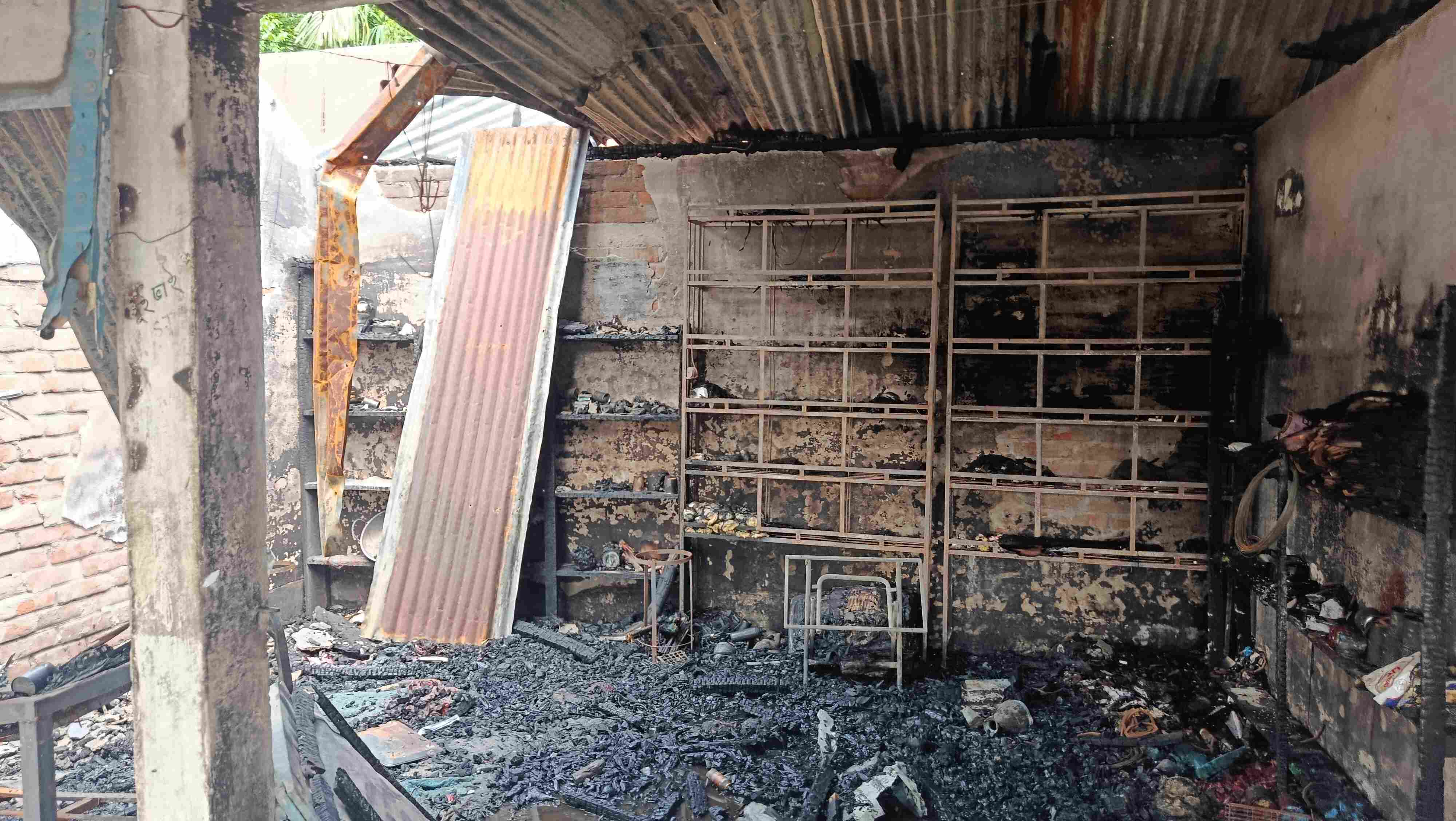 পঞ্চগড়ে গভীর রাতে আগুনে পুড়লো ৪ দোকান, ক্ষতি প্রায় ১০ লাখ টাকা